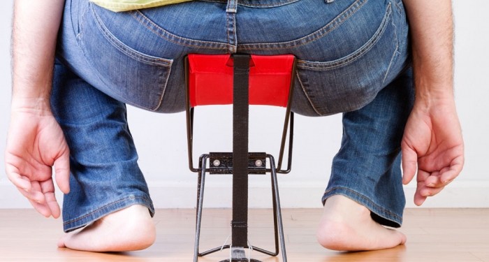 Person auf kleinem Stuhl