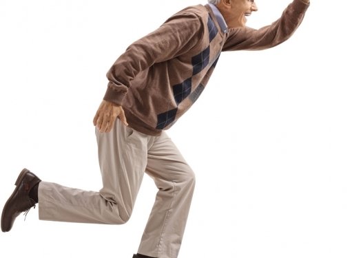 älterer Mann auf Skateboard