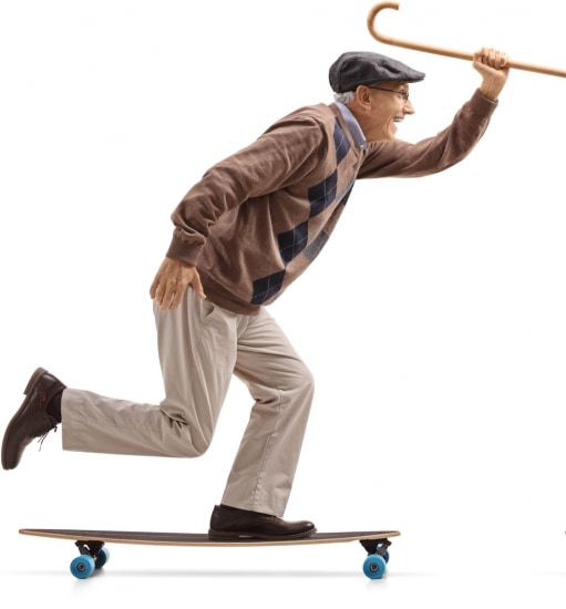 älterer Mann auf Skateboard