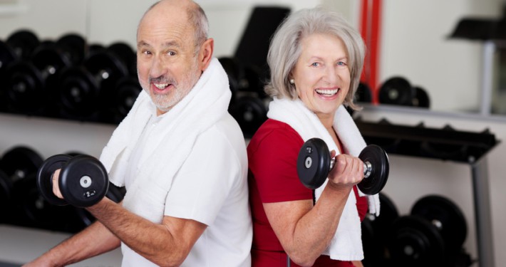 älteres paar trainiert mit hanteln
