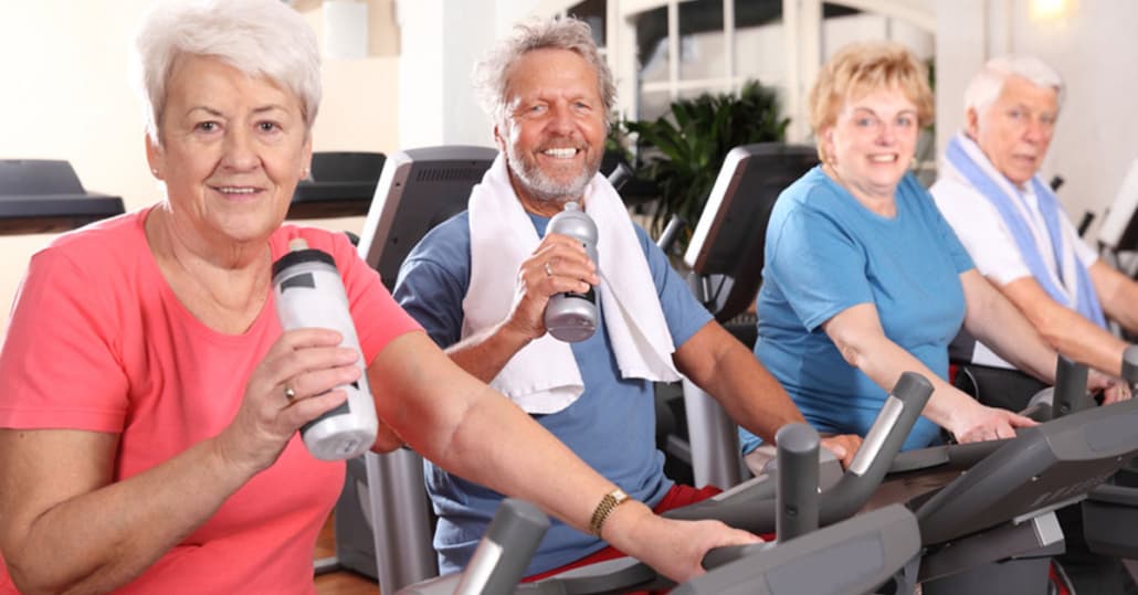 ältere Personen im Fitnessstudio