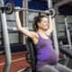schwangere Frau beim Krafttraining